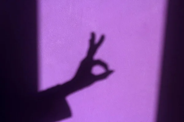 Fioletowy Shabby Ściany Cieniem Dłoni Znak — Zdjęcie stockowe