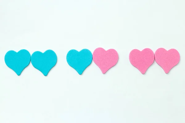 同性和异性关系的白色背景符号上的蓝心和粉红心 — 图库照片