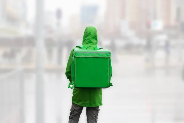 Неузнаваемый Молодой Человек Курьер Зеленой Куртке Зеленым Рюкзаком Фоне Размытого — стоковое фото