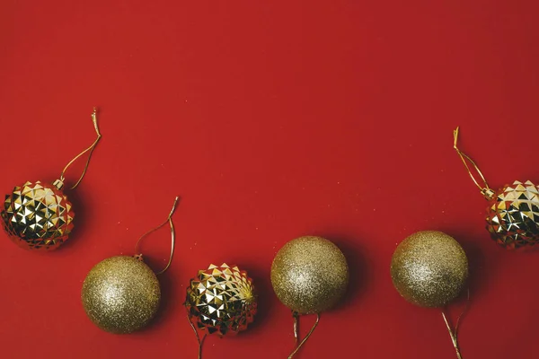 Вид Сверху Золотые Рождественские Шары Красном Фоне — стоковое фото