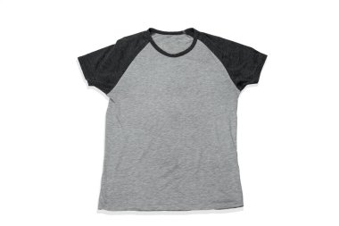 Gri pamuklu unisex tişörtü beyaz arka planda izole edilmiş, boş beyaz gömlekli.