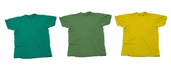 白い背景に3枚のTシャツとエメラルドから黄色へのTシャツのグラデーション — ストック写真