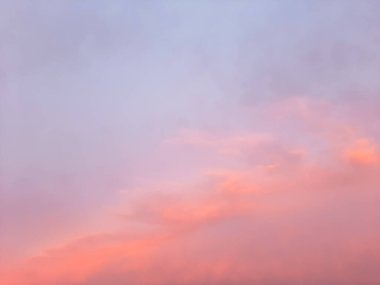 Pembe ve mavi renklerle bulanık gün batımı gökyüzü
