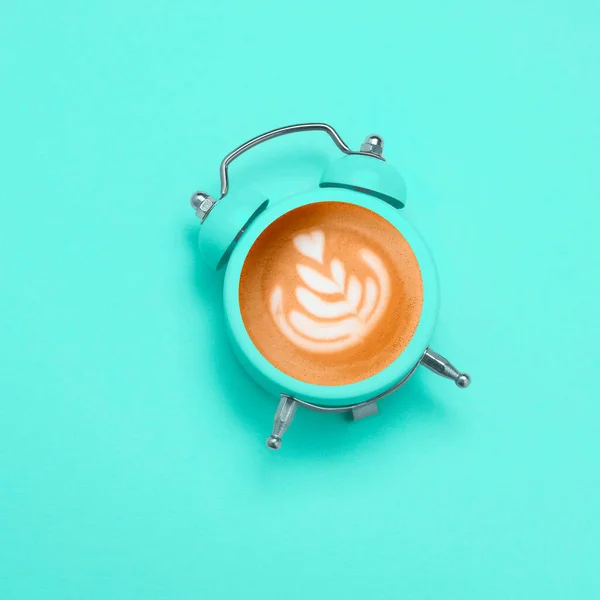 Puncak Tampilkan Kopi Dengan Latte Art Heart Dalam Jam Alarm — Stok Foto