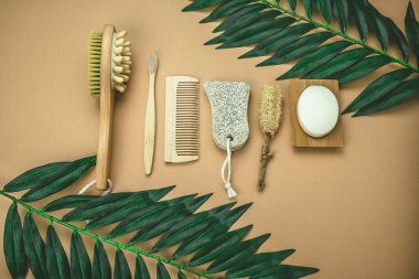 Düz bir çevre dostu spa seti, masaj fırçası, bambu diş fırçası, sünger, ahşap tarak, doğal sabun, lif süngeri.