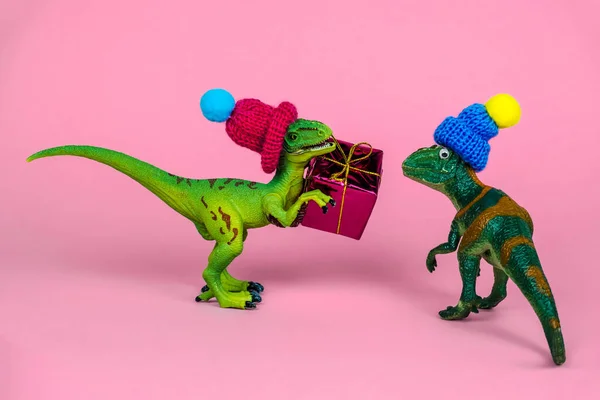 Niedlichen Grünen Spielzeug Dinosaurier Strickmütze Geschenk Box Einem Anderen Dinosaurier — Stockfoto