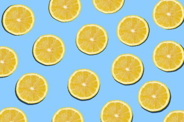 Mavi arka planda limon dilimleri deseni, tropik yaz posteri