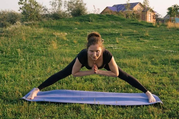 Beautiful Caucasian Woman Practising Yoga City Park — Stock Photo, Image