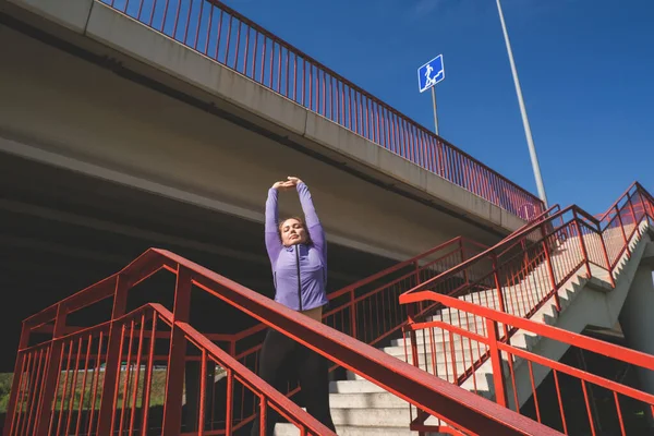 Молодая Красивая Женщина Делает Упражнения Лестнице Улице Городской Спортивной Концепции — стоковое фото