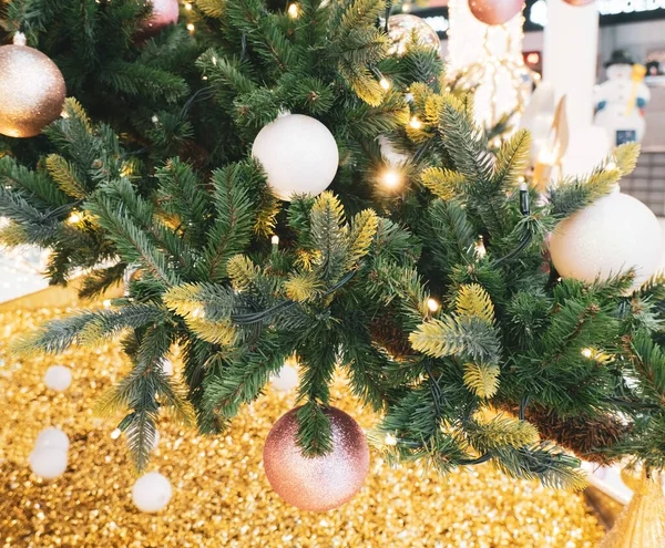 Árvore Natal Sempre Verde Decorado Com Bolas Douradas Brilhos Perto — Fotografia de Stock