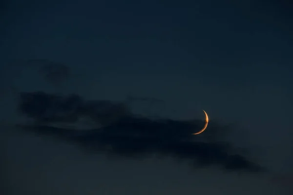 若い月と暗い背景 — ストック写真