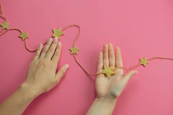 Hand Von Oben Mit Goldenem Armband Stern Auf Rosa Hintergrund — Stockfoto