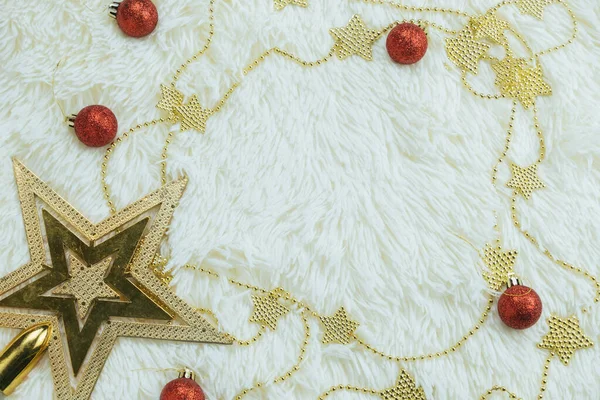 Вид Сверху Золотые Звезды Рождественские Шары Белом Одеяле — стоковое фото