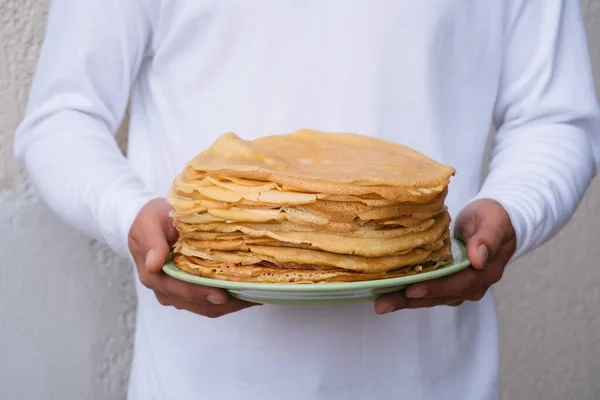 Fermer Les Mains Masculines Tenant Beaucoup Crêpes Sur Une Assiette — Photo