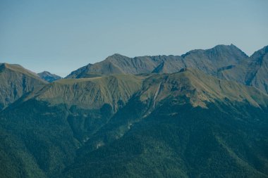 Bulanık doğal duvar kağıdı ve yüksek dağlar sabah sisi