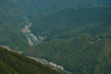 Teleferikten Rusya 'nın Soçi kentindeki Rosa Khutor tatil köyüne Kafkasya dağlarına karşı hava görüntüsü.