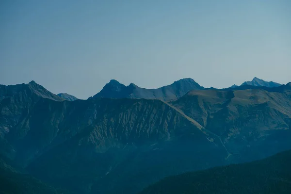 Θολή Αφηρημένη Φυσικό Υπόβαθρο Βουνά Ένα Πρωινό Μπλε Ομίχλη — Φωτογραφία Αρχείου