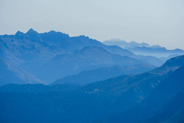 Θολή Αφηρημένη Φυσικό Υπόβαθρο Καύκασο Βουνά Ένα Πρωινό Μπλε Ομίχλη — Φωτογραφία Αρχείου