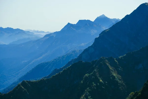 Θολή Αφηρημένη Φυσικό Υπόβαθρο Βουνά Ένα Πρωινό Μπλε Ομίχλη — Φωτογραφία Αρχείου
