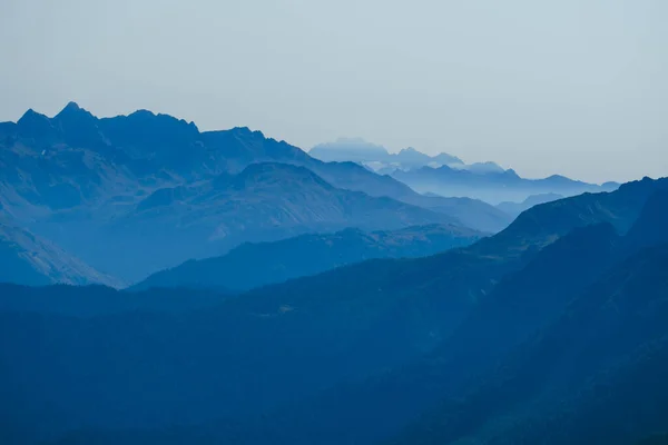 Θολή Αφηρημένη Φυσικό Υπόβαθρο Καύκασο Βουνά Ένα Πρωινό Μπλε Ομίχλη — Φωτογραφία Αρχείου