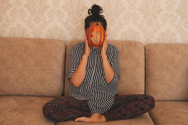 Una Joven Una Blusa Rayas Sienta Sofá Sostiene Una Calabaza — Foto de Stock