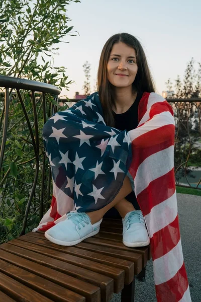 Beautiful Young Woman Covered American Flag Sits Park Bench Evening — Stock Photo, Image