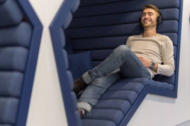 İş ortamında genç işadamı portresi