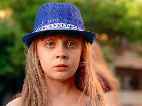 帽子里的小漂亮女孩的画像 免版税图库图片