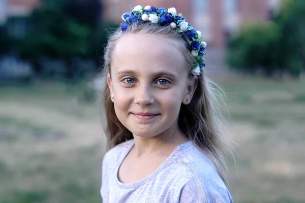 Little Pretty Girl Wreath Her Head — Stock Photo, Image