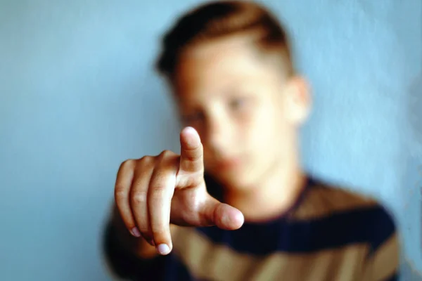 Jugendlicher Oder Junger Mann Zeigt Vor Blauem Hintergrund Richtung Kamera — Stockfoto