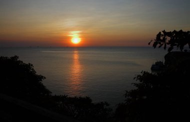 THAILAND 'daki Koh Sri chang' da Romantik Gün Batımı.