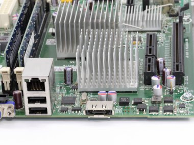 Bilgisayar anakartındaki ısıtıcı ya da bilgisayar işlemcisi ya da radyatör.