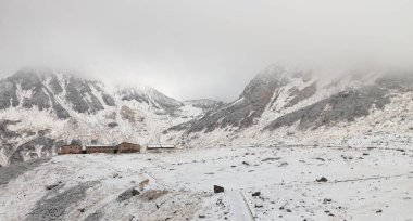 Manzara, Murodo dağının manzarası, Tateyma dağlarının rotası, Toyama, Japonya. 