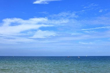 Güzel mavi gökyüzü ve denizin manzarası, okyanusa giden balıkçı teknesine bakın..