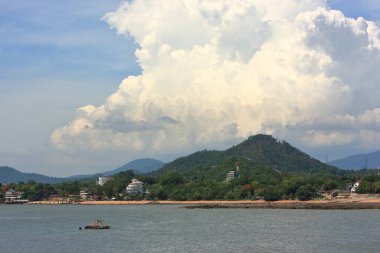 Chonburi thailand kıyı şeridi manzarası, güzel beyaz bulutlu arka plan ve mavi gökyüzü.