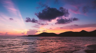 Tatlı alacakaranlık günbatımı bulutlu gökyüzü ve deniz Sattahip, Chonburi, Tayland, Thailand, kontrast dağ.