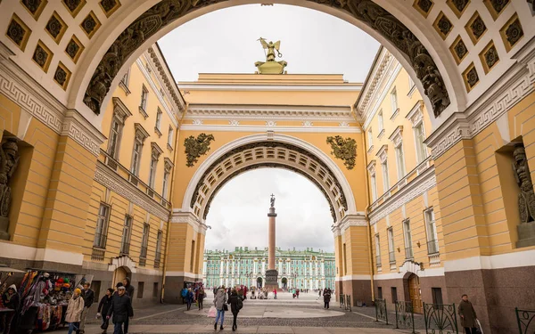 San Pietroburgo Russia Settembre 2017 Gente Cammina Attraverso Arka Glavnogo — Foto Stock