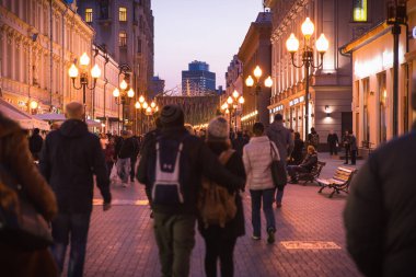 Moskova, Rusya - 21 Eylül 2017: İnsanlar ve alacakaranlık street yürüyüş Arbat sıcak ışık tarafından dekore edilmiş tarihi bina.