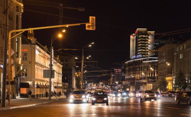 Moscow, Rusya Federasyonu - 22 Eylül 2017: Gece sahne kavşak trafik Moscow city de büyük yol üzerinden vurdu. Taksi ve trafik ışığı tarafından disiplin taşıma arabaları.