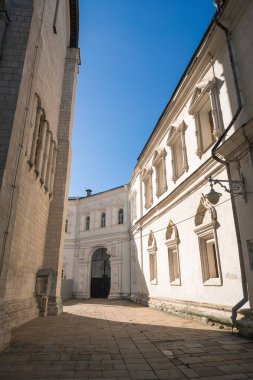 Moskova, Rusya - 22 Eylül 2017: Tuğla geçit Kremlin sarayında güneşli günde eski bina alanı içinde dikey sahne.