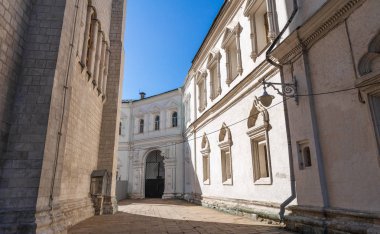 Moskova, Rusya - 22 Eylül 2017: Tuğla geçit Kremlin sarayında güneşli günde eski bina alanı içinde.