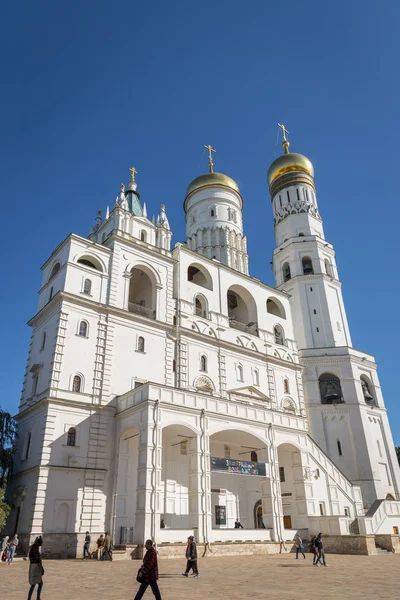 Moscow, Rusya Federasyonu - 22 Eylül 2017: Ivan tuğla bina büyük çan kulesi, tarihi Moskova Kremlin karmaşık görmek için etrafında yürüyüş turistik beyaz.