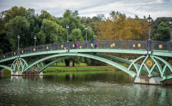 Moscou Russie Septembre 2017 Pont Vert Traversant Touristique Intérieur Parc — Photo