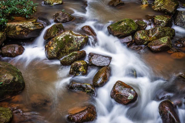 Uzun Pozlama Sahne Akan Ile Rock Nehir Şelale Tropikal Yağmur — Stok fotoğraf