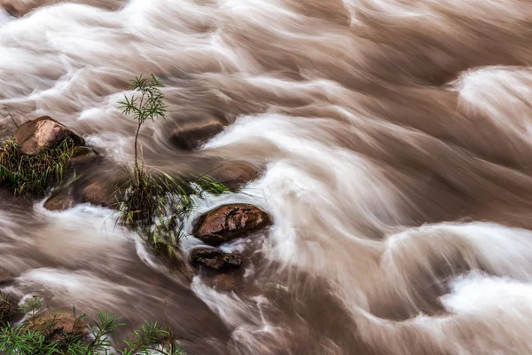 Uzun Pozlama Etkisi Tropikal Yağmur Ormanları Nehirden Kahverengi Çamur Hareket — Stok fotoğraf