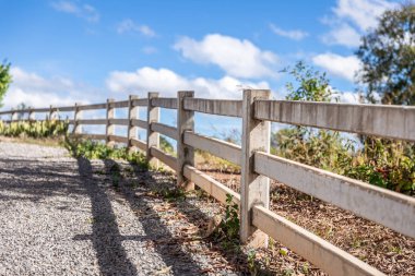 Açık grunge Beton çit kapak aralığı uzun ve bulutlu mavi gökyüzü ve güneş ışığı olarak çevre ile kırsal Hill'de karada ayrı.