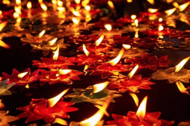 Petrol Havuzu dualar dilek yapmaktan üzerinde yüzen düz lotus şeklinde mum yakma.