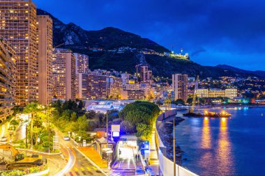 Monte Carlo, Monako - 1 Ekim 2018: Twilight sahne Monte Carlo Körfez bölgesi ve binaların etrafında uzun pozlama etkisi ile plaj.