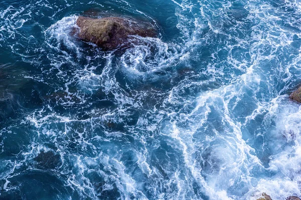 Rörlig Våg Och Blått Vatten Medelhavet Vidrör Klippstrand Vilket Gör — Stockfoto