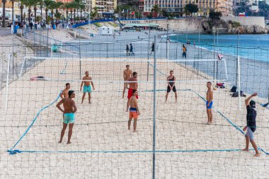 Nice, Fransa - 1 Ekim 2018: Nice, Fransa'nın Akdeniz sahil kum sarayda içinde voleybol oynarken Grup.